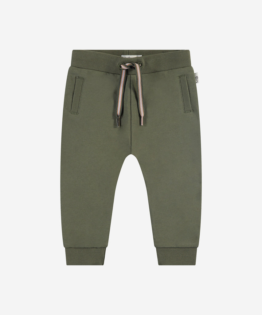 Details:&nbsp;These Baby Jogg Pants in Dark Forest are designed to provide comfort and functionality. The elastic waistband ensures a snug fit, while the pockets allow for convenient storage. Perfect for any active baby, these jogging pants come in a stylish dark forest green color.&nbsp;
Color: Dark forest&nbsp;
Composition: 76% cotton/22% polyester/2% elasthan &nbsp;