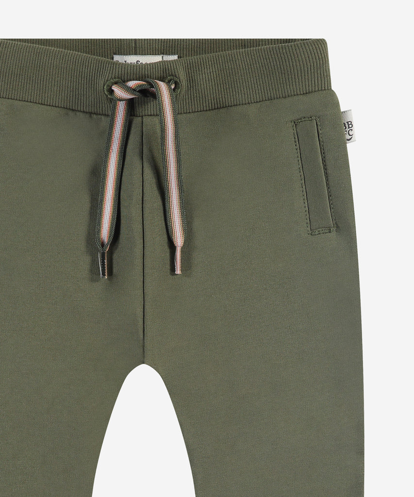 Details:&nbsp;These Baby Jogg Pants in Dark Forest are designed to provide comfort and functionality. The elastic waistband ensures a snug fit, while the pockets allow for convenient storage. Perfect for any active baby, these jogging pants come in a stylish dark forest green color.&nbsp;
Color: Dark forest&nbsp;
Composition: 76% cotton/22% polyester/2% elasthan &nbsp;