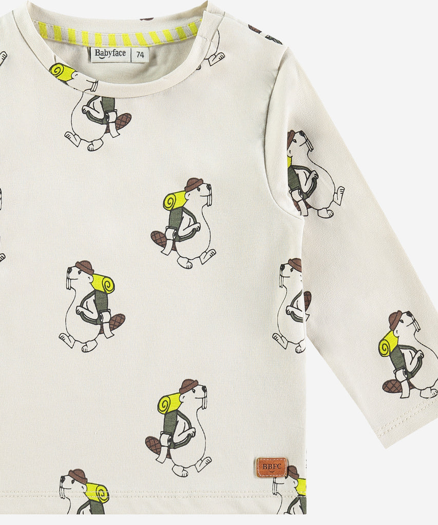 Details:&nbsp; This fashionable baby long sleeve t-shirt is made with a all over Beaver print , a round neckline, and push buttons on the side for easy opening. Perfect for any little one, this long sleeve t-shirt provides both comfort and style.&nbsp;
Color: Bone&nbsp;
Composition:&nbsp; 95% BCI cotton/5% elasthan &nbsp;