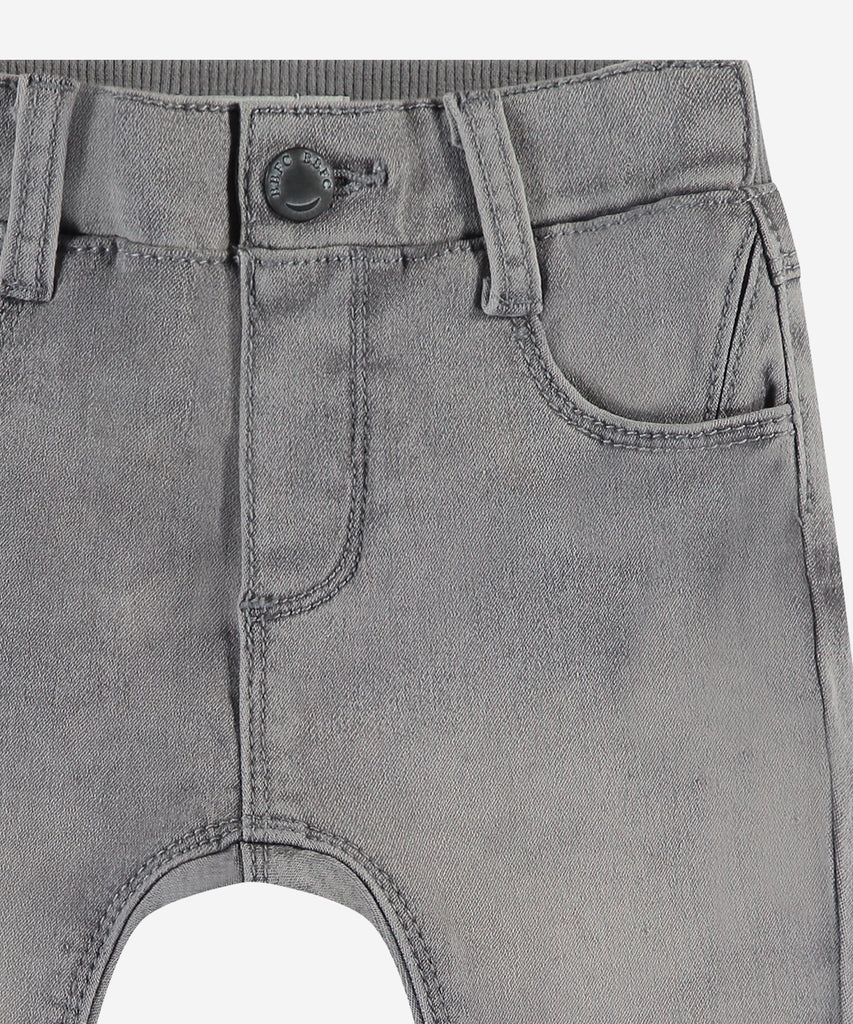 Details: These grey baby soft jogg pants are a must-have for any little one. With functional pockets, sturdy belt loops, an elastaic waistband and secure button closure, these pants offer both comfort and convenience. Made from soft canvas material, your baby will stay cozy all day long.&nbsp;
Color: Grey denim&nbsp;
Composition: 98% cotton/2% elasthan &nbsp;