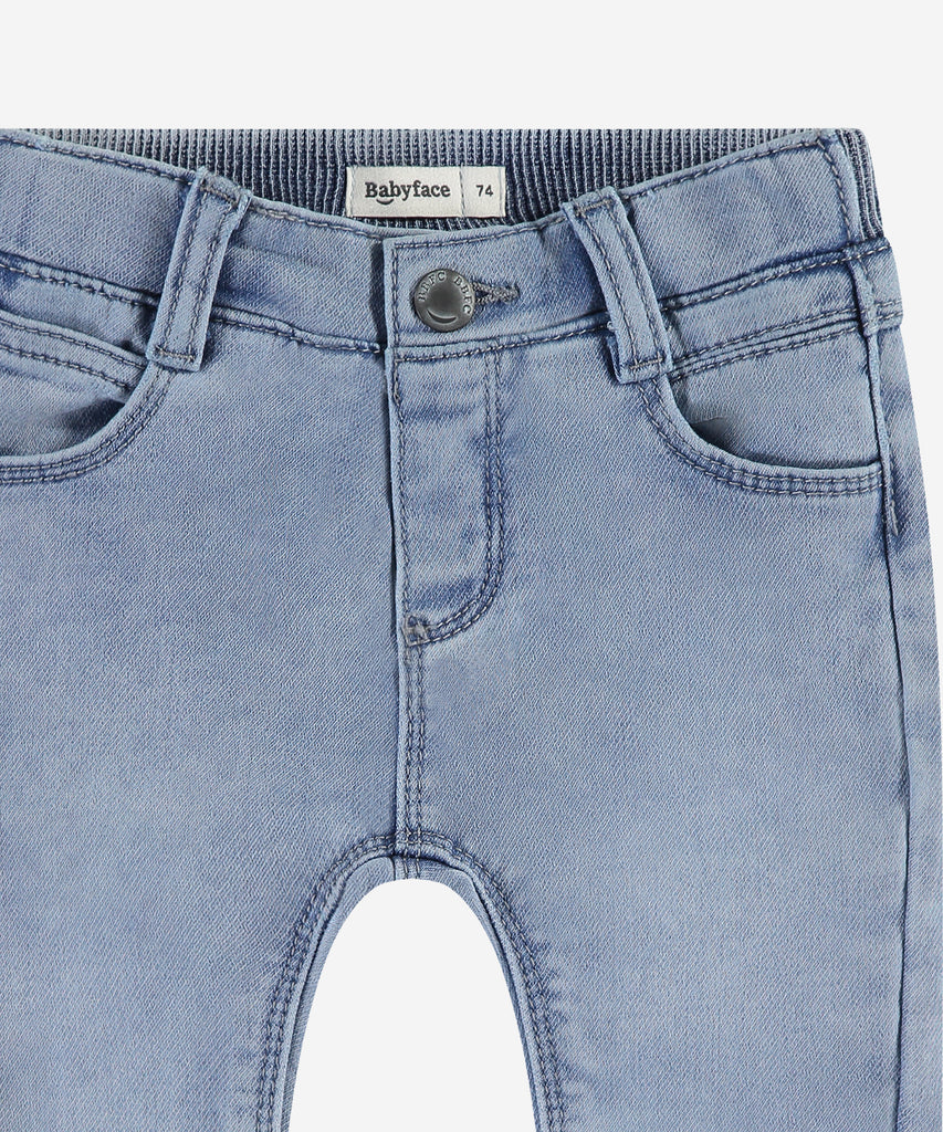 Details: These mid blue baby soft jogg pants are a must-have for any little one. With functional pockets, an elastaic waistband and secure button closure, these pants offer both comfort and convenience. Made from soft material, your baby will stay cozy all day long.&nbsp;
Color: Mid blue denim&nbsp;
Composition: 76% cotton/22% polyester/2% elasthan &nbsp;