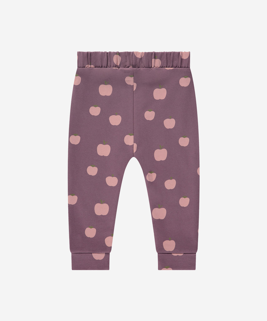 Details:&nbsp; Expertly designed for your little one, these Baby Soft Pants in Purple and all over print apples provides a comfortable fit with their elastic waistband. Perfect for everyday wear, these baby jogg pants are a must-have for any parent. Stay stylish and comfortable with this essential piece for your baby's wardrobe.&nbsp;
Color: Purple&nbsp;
Composition: Winter'24 &nbsp;