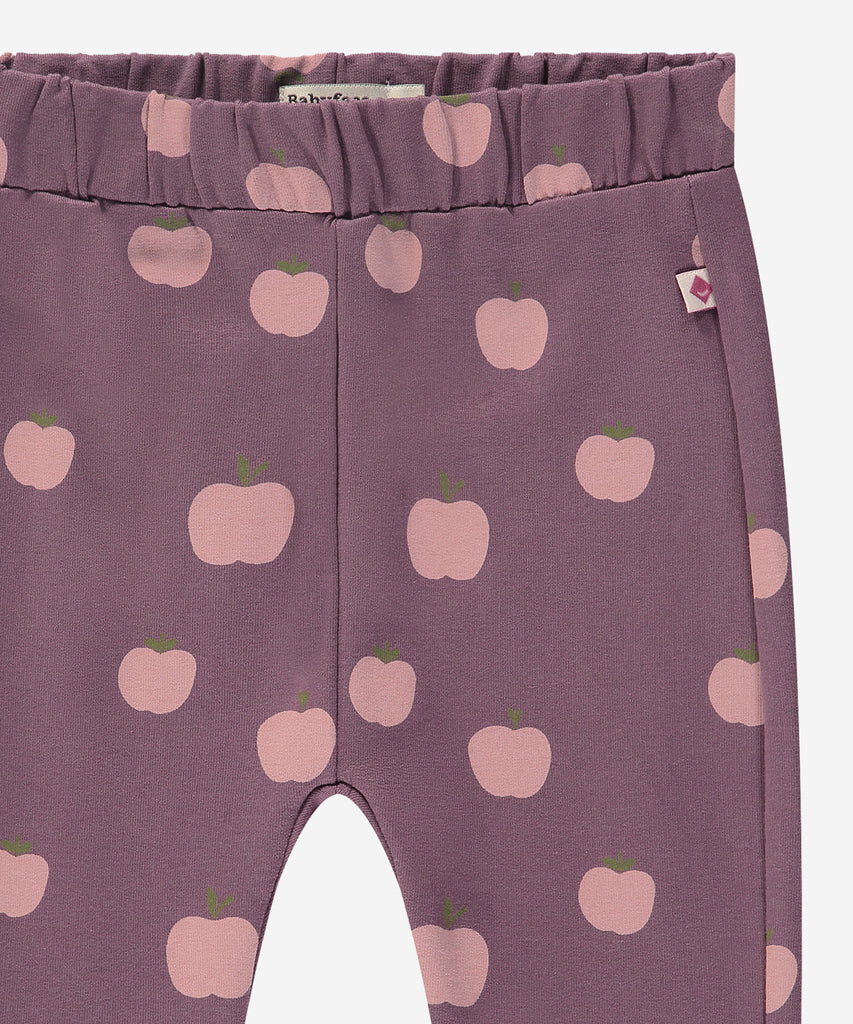 Details:&nbsp; Expertly designed for your little one, these Baby Soft Pants in Purple and all over print apples provides a comfortable fit with their elastic waistband. Perfect for everyday wear, these baby jogg pants are a must-have for any parent. Stay stylish and comfortable with this essential piece for your baby's wardrobe.&nbsp;
Color: Purple&nbsp;
Composition: Winter'24 &nbsp;