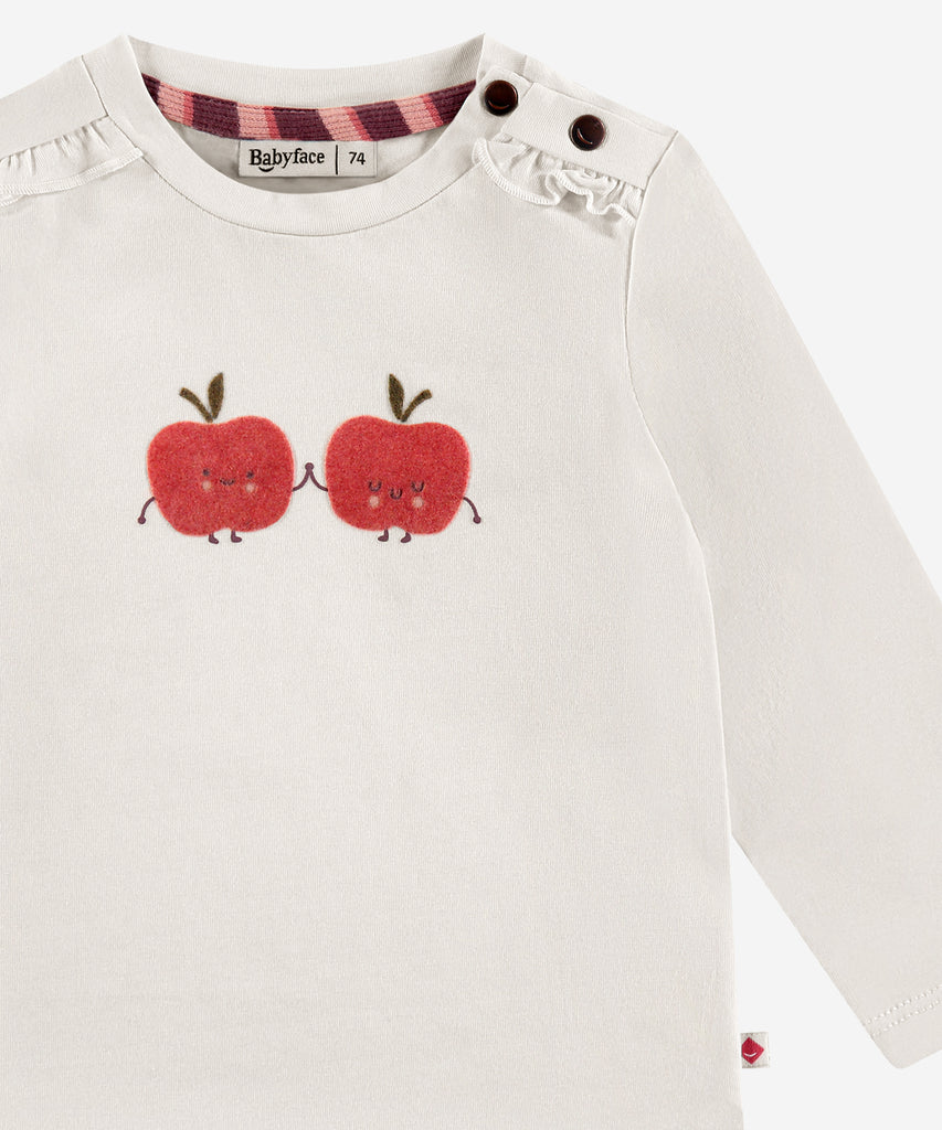 Details:&nbsp; This fashionable baby long sleeve t-shirt is made with an apple friend print on the front, a round neckline, and push buttons on the side for easy opening. Perfect for any little one, this long sleeve t-shirt provides both comfort and style.&nbsp;
Color: Creme&nbsp;
Composition:&nbsp; 95% BCI cotton/5% elasthan &nbsp;