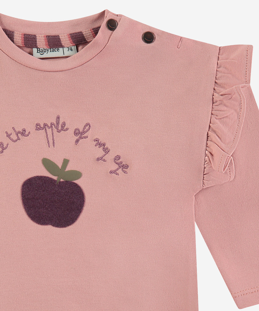 Details:&nbsp; This fashionable baby long sleeve t-shirt is made with an apple print on the front, a round neckline, and push buttons on the side for easy opening. Perfect for any little one, this long sleeve t-shirt provides both comfort and style.&nbsp;
Color: Powder&nbsp;
Composition:&nbsp; 95% BCI cotton/5% elasthan &nbsp;