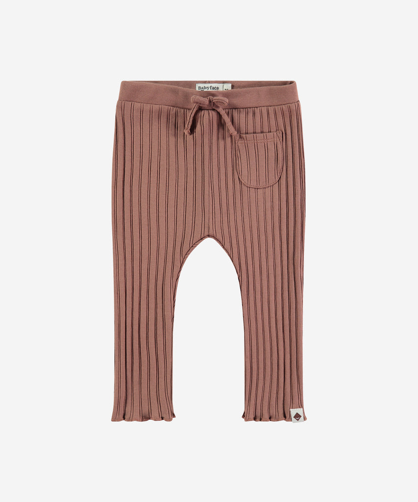 Details: &nbsp;Expertly crafted for comfort and style, our Baby Rib Pocket Leggings in Wood Brown are a must-have for your little one. The ribbed fabric provides a cozy fit, while the elastic waistband ensures a secure and comfortable wear. These leggings also feature a convenient pocket, perfect for storing small essentials.&nbsp;
Color: Wood&nbsp;
Composition: 95% cotton BCI/ 5% elashan &nbsp;