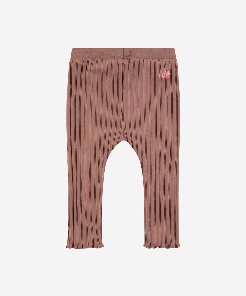 Details: &nbsp;Expertly crafted for comfort and style, our Baby Rib Pocket Leggings in Wood Brown are a must-have for your little one. The ribbed fabric provides a cozy fit, while the elastic waistband ensures a secure and comfortable wear. These leggings also feature a convenient pocket, perfect for storing small essentials.&nbsp;
Color: Wood&nbsp;
Composition: 95% cotton BCI/ 5% elashan &nbsp;