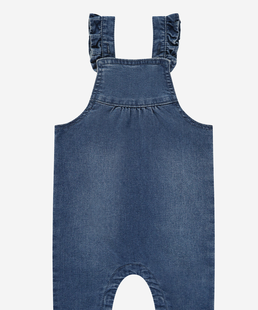 Details:&nbsp; Crafted from soft jeans material, these Baby Dungarees in Blue denim are the perfect addition to your little one's wardrobe. With pockets, these dungarees are both practical and comfortable. Perfect for all-day wear, your baby will look and feel great in these cozy dungarees.&nbsp;
Color: Jeans blue&nbsp;&nbsp;
Composition: 76% cotton/23% polyester /1% elasthan &nbsp;