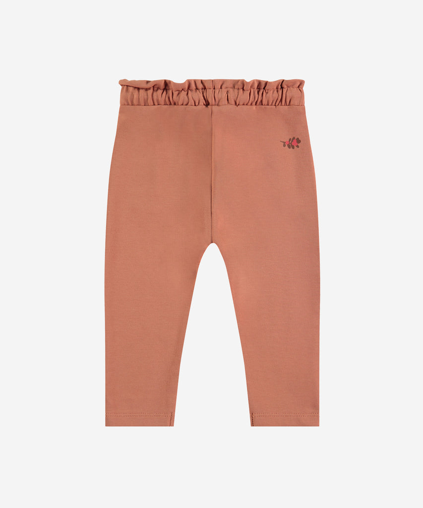 Details:&nbsp; Expertly designed for your little one, these Baby Soft Pants in Cinnamon provide a comfortable fit with their elastic waistband. Perfect for everyday wear, these baby jogg pants are a must-have for any parent. Stay stylish and comfortable with this essential piece for your baby's wardrobe.&nbsp;
Color: cinnamon&nbsp;&nbsp;
Composition: 95% cotton BCI/ 5% elashan &nbsp;