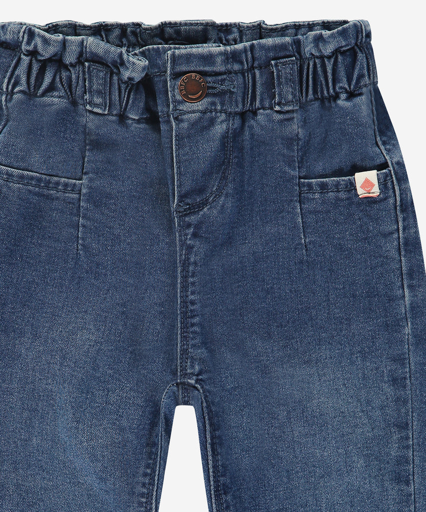 Details: These mid blue baby soft paperbag jeans are a must-have for any little one. With functional pockets, sturdy belt loops, an elastic waistband and secure button closure, these pants offer both comfort and convenience. Made from soft material, your baby will stay cozy all day long.&nbsp;
Color: Mid blue denim&nbsp;
Composition: 76% cotton/23% polyester /1% elasthan &nbsp;