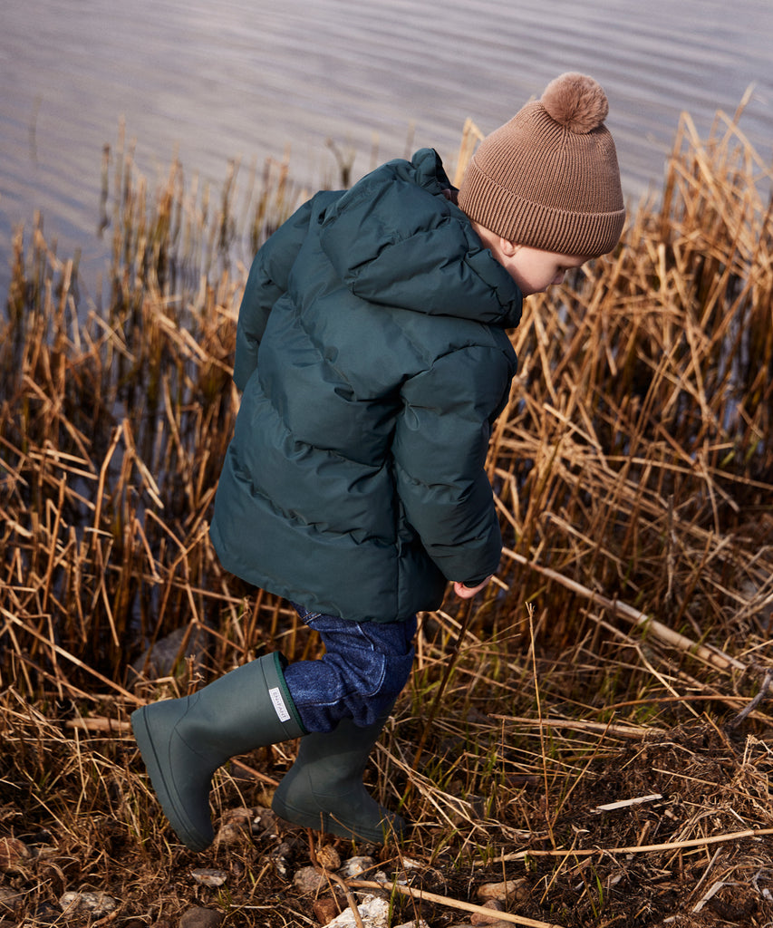 Details:&nbsp; The Quilted Winter Outdoor Jacket in Green Gables is the perfect companion for cold and snowy adventures. With its green quilted design, hood, and zip closure, this jacket provides warmth and protection against the elements. The addition of pockets and reflectors ensures both practicality and visibility in wintry conditions. Dominate the outdoors in style and comfort with this expertly crafted jacket. Color: Green Gables&nbsp; Composition: Rec.Pongee 10.000mm/3.000g/m2 100% Polyester &nbsp;