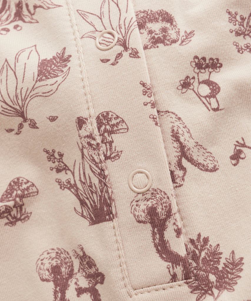 Details: Long sleeved baby jumpsuit with all over print Animals, push buttons and round neckline.&nbsp; Color: Pale rose&nbsp; Composition:&nbsp; Organic Single Jersey 95% Cotton/ 5% Elastane &nbsp;