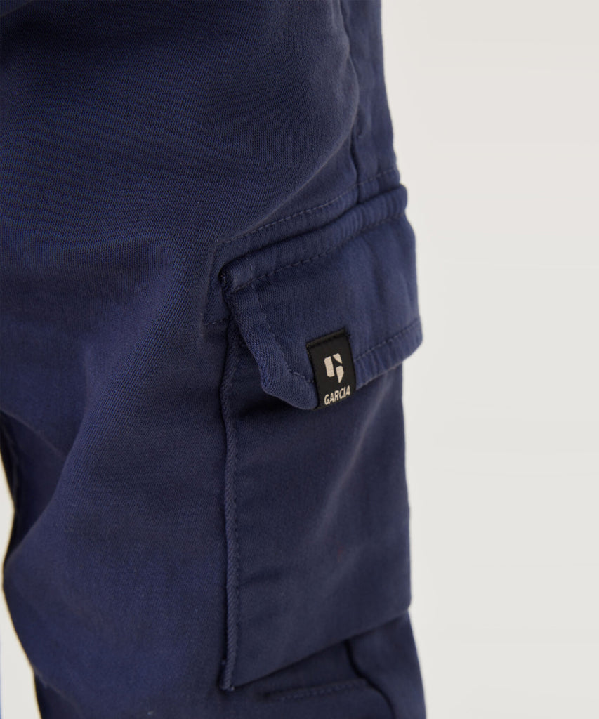 Details:&nbsp;These canvas cargo pants in whale blue offer both style and functionality. With multiple pockets and an elastic waistband, these pants provide convenience and comfort. Perfect for any outdoor adventure or everyday wear.&nbsp; Color: Whale blue&nbsp; Composition:&nbsp;98% Cotton, 2% Elasthan&nbsp;