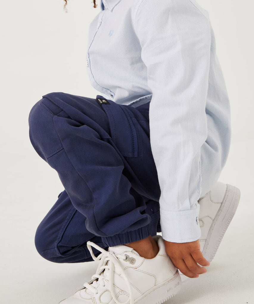 Details:&nbsp;These canvas cargo pants in whale blue offer both style and functionality. With multiple pockets and an elastic waistband, these pants provide convenience and comfort. Perfect for any outdoor adventure or everyday wear.&nbsp; Color: Whale blue&nbsp; Composition:&nbsp;98% Cotton, 2% Elasthan&nbsp;