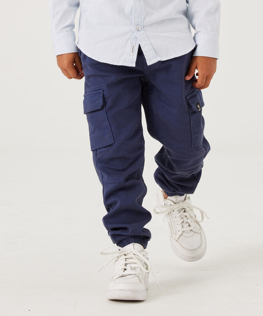 Details:&nbsp;These canvas cargo pants in whale blue offer both style and functionality. With multiple pockets and an elastic waistband, these pants provide convenience and comfort. Perfect for any outdoor adventure or everyday wear.&nbsp; Color: Whale blue&nbsp; Composition:&nbsp;98% Cotton, 2% Elasthan&nbsp;