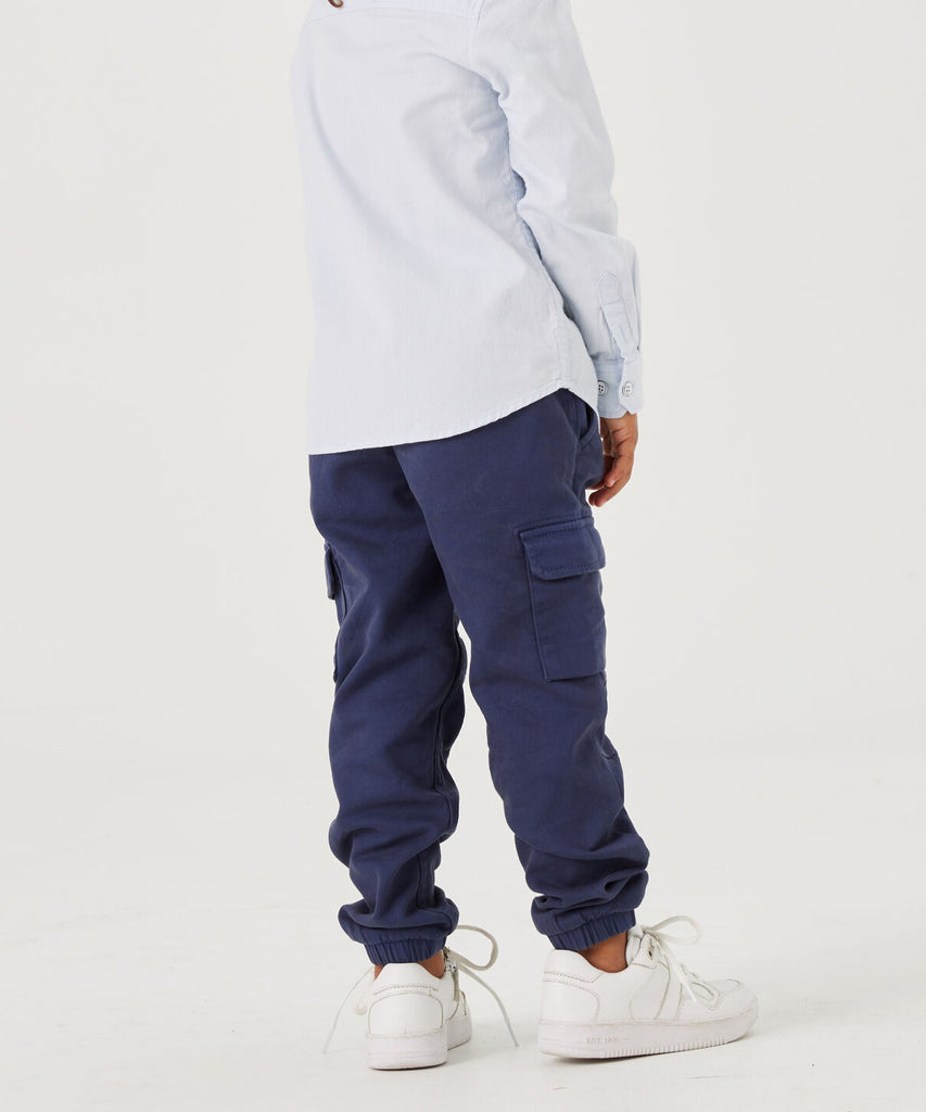 Details:&nbsp;These canvas cargo pants in whale blue offer both style and functionality. With multiple pockets and an elastic waistband, these pants provide convenience and comfort. Perfect for any outdoor adventure or everyday wear.&nbsp; Color: Whale blue&nbsp; Composition:&nbsp;98% Cotton, 2% Elasthan&nbsp;