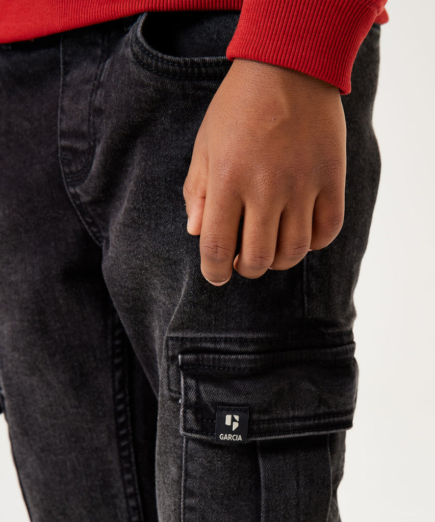 Details: I recommend our Jogg Cargo Jeans in black denim. Made from durable material, these pants are perfect for outdoor activities. The elastic waistband provides a comfortable fit, while the multiple pockets offer convenient storage. Enhance your wardrobe with these stylish and functional pants.&nbsp;
Color: Black denim&nbsp;
Composition:&nbsp;79% Cotton, 20% Recycled Cotton, 1% Elasthan&nbsp;