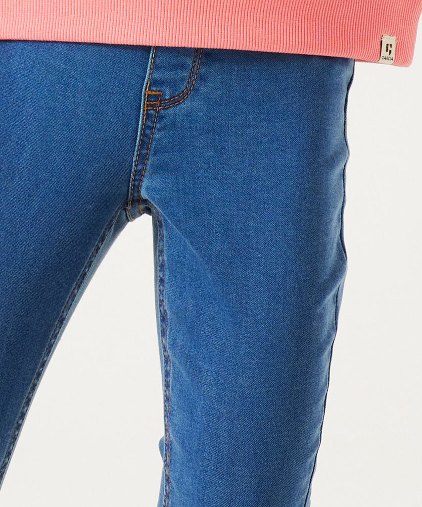  Details:&nbsp; These jeggings, made from medium used denim blue, are a perfect blend of style and comfort. The elastic waistband provides a secure and comfortable fit, while the pockets add functionality. Upgrade your denim game with these jeggings that offer both fashion and practicality. &nbsp; Color: Denim blue&nbsp; Composition:&nbsp; 54% Lyocell, 33% Recycled Polyster, 11% Viscose, 2% Elasthan 