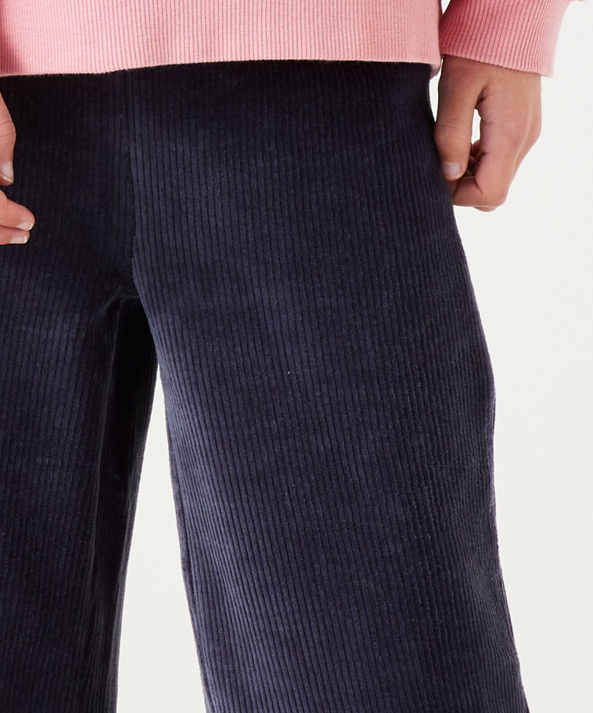 Details: &nbsp;Stay comfortable and stylish with our Wide Velvety Rib Trousers in Blue Heather. The elastic waistband ensures a perfect fit. Made with a soft and durable ribbed material, these trousers are the perfect addition to your wardrobe.&nbsp; Color: Blue heather&nbsp; Composition:&nbsp; 62% Cotton, 35% Polyester, 3% Elasthan &nbsp;