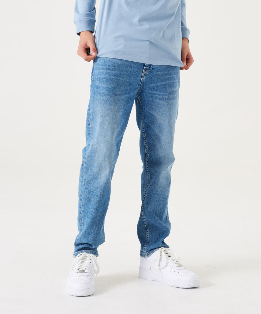 Details:&nbsp; The Dalino Dad Fit Jeans offer a classic, sleek look with their medium used denim blue color. The dad fit style provides comfortable and versatile wear, while the button zip closure and belt loops add practicality. Plus, the elastic on the inside ensures a perfect fit every time. Expertly crafted for effortless style.&nbsp; Color: Medium used flow denim blue&nbsp; Composition:&nbsp; 79% Cotton, 20% Recycled Cotton, 1% Elasthan &nbsp;
