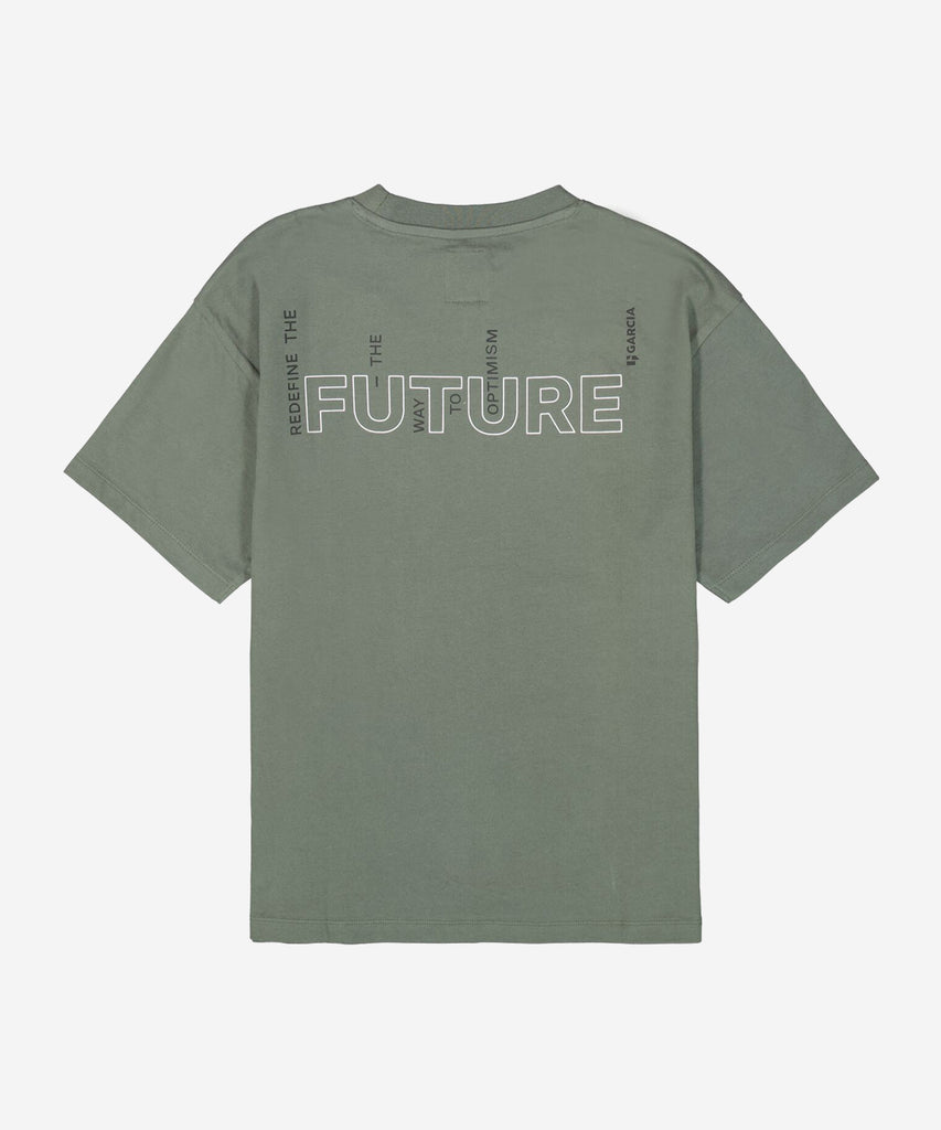 Details:&nbsp; This t-shirt in kale green features short sleeves and a round neckline. Made of high-quality materials, it provides comfort and style. It's perfect for casual and everyday wear, and its timeless design makes it a wardrobe staple. Make a bold statement with the T-Shirt Future Kale Green. Color: Kale green&nbsp; Composition:&nbsp; 50% Cotton, 50% Recycled Cotton &nbsp;