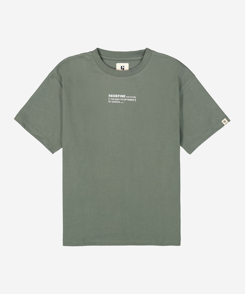 Details:&nbsp; This t-shirt in kale green features short sleeves and a round neckline. Made of high-quality materials, it provides comfort and style. It's perfect for casual and everyday wear, and its timeless design makes it a wardrobe staple. Make a bold statement with the T-Shirt Future Kale Green. Color: Kale green&nbsp; Composition:&nbsp; 50% Cotton, 50% Recycled Cotton &nbsp;