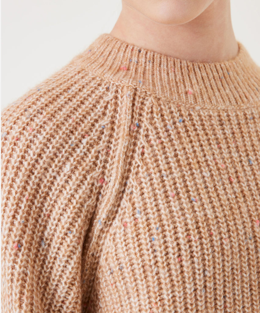 Details:&nbsp;This knitted pullover in a warm brown sugar color is the perfect addition to any winter wardrobe. The round neckline and ribbed arm cuffs and waistband add a touch of sophistication to this cozy piece. Stay stylish and comfortable with this versatile and timeless confetti design. &nbsp; Color: Brown sugar&nbsp; Composition:&nbsp; 58% Polyester, 42% Acryl &nbsp;&nbsp;