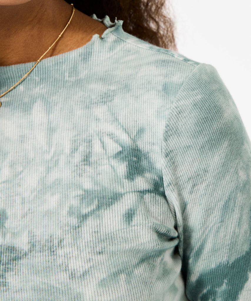 Details: &nbsp;This long sleeve rib t-shirt features a round neckline and a unique tie dye design in misty fields green. Made with comfort and style in mind, it's perfect for everyday wear. Elevate your wardrobe with this trendy and versatile piece.
Color: Misty fields green&nbsp;
Composition:&nbsp; 95% Cotton, 5% Elasthan &nbsp;