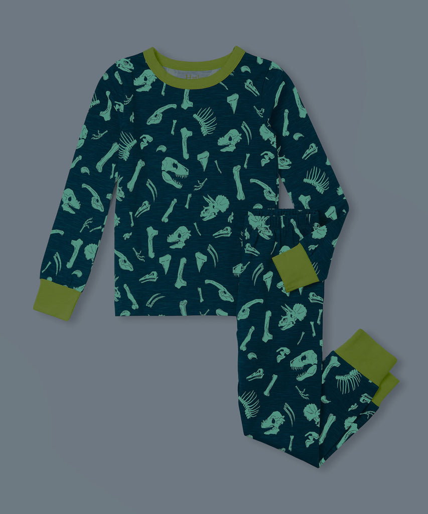 Details: Experience ultimate comfort and style with our Long Organic Cotton Pyjama Set in Moroccan blue. Made from organic cotton, this set features a charming all-over Glow in the dark&nbsp; Dino Fossils print and ribbed arm and leg cuffs for a cozy fit. With a round neckline and elastic waistband, you'll love the softness and convenience of this stylish pyjama set.&nbsp;
Color: Moroccan blue&nbsp;
Composition:&nbsp; 95% Organically Grown Cotton, 5% Spandex&nbsp;cotton.&nbsp;