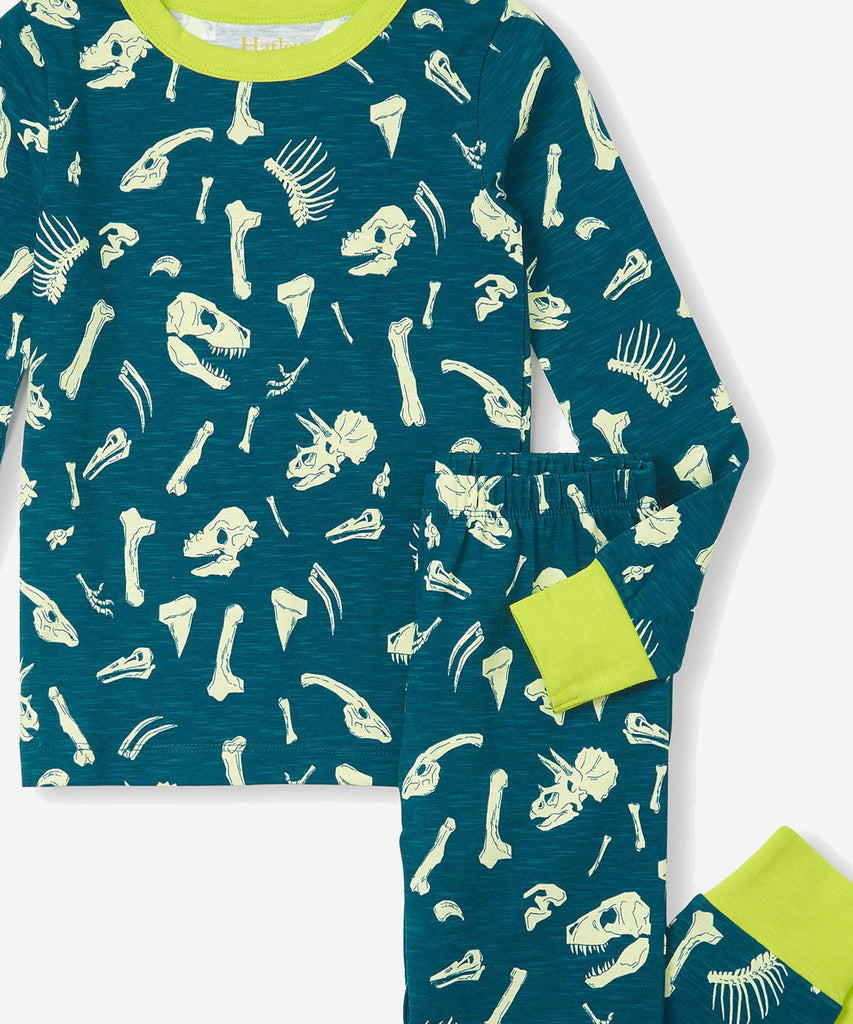 Details: Experience ultimate comfort and style with our Long Organic Cotton Pyjama Set in Moroccan blue. Made from organic cotton, this set features a charming all-over Glow in the dark&nbsp; Dino Fossils print and ribbed arm and leg cuffs for a cozy fit. With a round neckline and elastic waistband, you'll love the softness and convenience of this stylish pyjama set.&nbsp;
Color: Moroccan blue&nbsp;
Composition:&nbsp; 95% Organically Grown Cotton, 5% Spandex&nbsp;cotton.&nbsp;