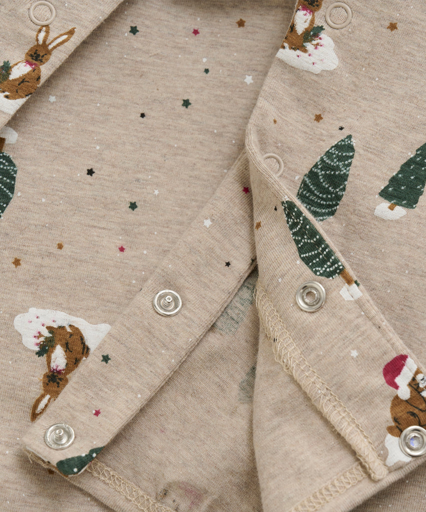 Details: Long sleeved baby jumpsuit with all over print Christmas Bunnies, push buttons and round neckline.&nbsp;
Color: Brown melee&nbsp;&nbsp;
Composition:&nbsp;90% Cotton/ 5% Polyester/ 5% Elastane&nbsp;