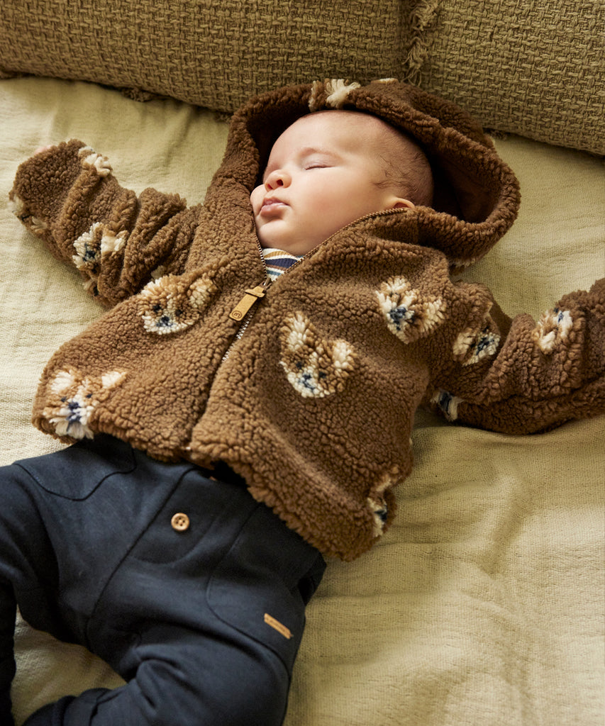 Details: &nbsp;This baby hooded teddy jacket features an all over print of adorable dogs and a convenient zip closure. Keep your little one warm and stylish with this cozy and cute jacket. A must-have for any fashionable baby's wardrobe. Color: Sepia&nbsp; Composition:&nbsp; 100% Polyester &nbsp;