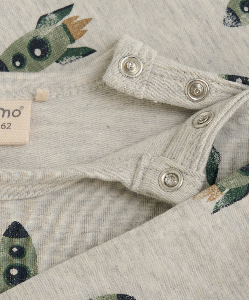 Details:&nbsp; Expertly crafted with soft fabric, this grey melee long sleeve baby t-shirt provides ultimate comfort for your little one. Perfect for any occasion, this shirt's texture adds a touch of style and durability with the all over Rocket print. Keep your baby looking chic and feeling cozy in this must-have wardrobe piece.&nbsp;&nbsp;&nbsp;
Color: Grey melee&nbsp;
Composition:&nbsp;Bamboo French Terry 65% Viscose/ 30% Cotton 5% Elastane&nbsp;