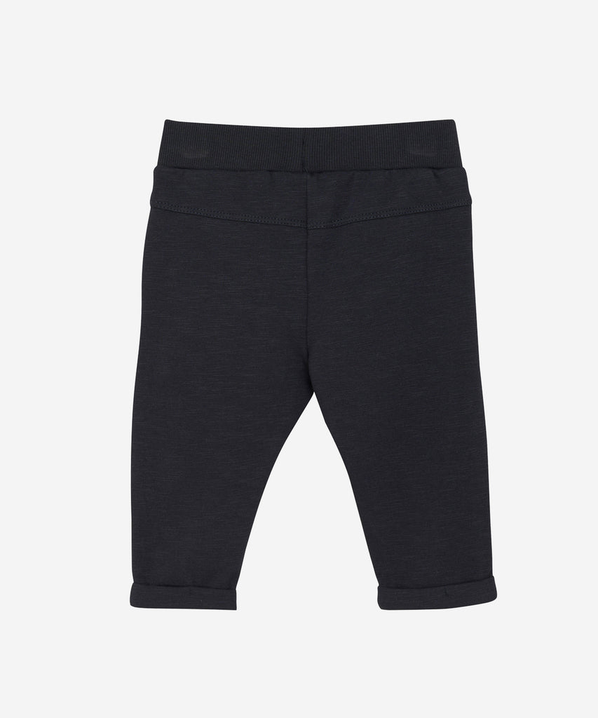 Details: These baby soft button pants are designed with comfort and style in mind. Soft and lightweight, each pair is equipped with an elastic waistband. Perfect for everyday wear.&nbsp;
Color: Dark navy blue&nbsp;
Composition:&nbsp; Organic Sweat-slub Yarn 95% Cotton/ 5% Elastane &nbsp;