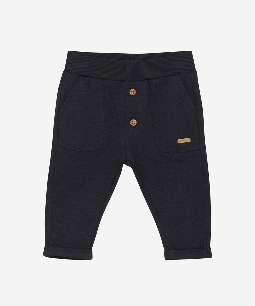 Details: These baby soft button pants are designed with comfort and style in mind. Soft and lightweight, each pair is equipped with an elastic waistband. Perfect for everyday wear.&nbsp;
Color: Dark navy blue&nbsp;
Composition:&nbsp; Organic Sweat-slub Yarn 95% Cotton/ 5% Elastane &nbsp;