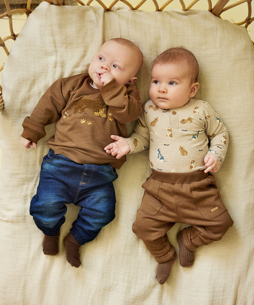 Details:&nbsp; This taupe baby sweater features an adorable Dachshund design on the front, making it a charming addition to your little one's wardrobe. The round neckline and buttons on the side of the collar make it easy to dress your baby, while keeping them comfortable and cozy. Perfect for any occasion.&nbsp; Color: Brown&nbsp; Composition:&nbsp; Organic Sweat-slub Yarn 95% Cotton/ 5% Elastane&nbsp;