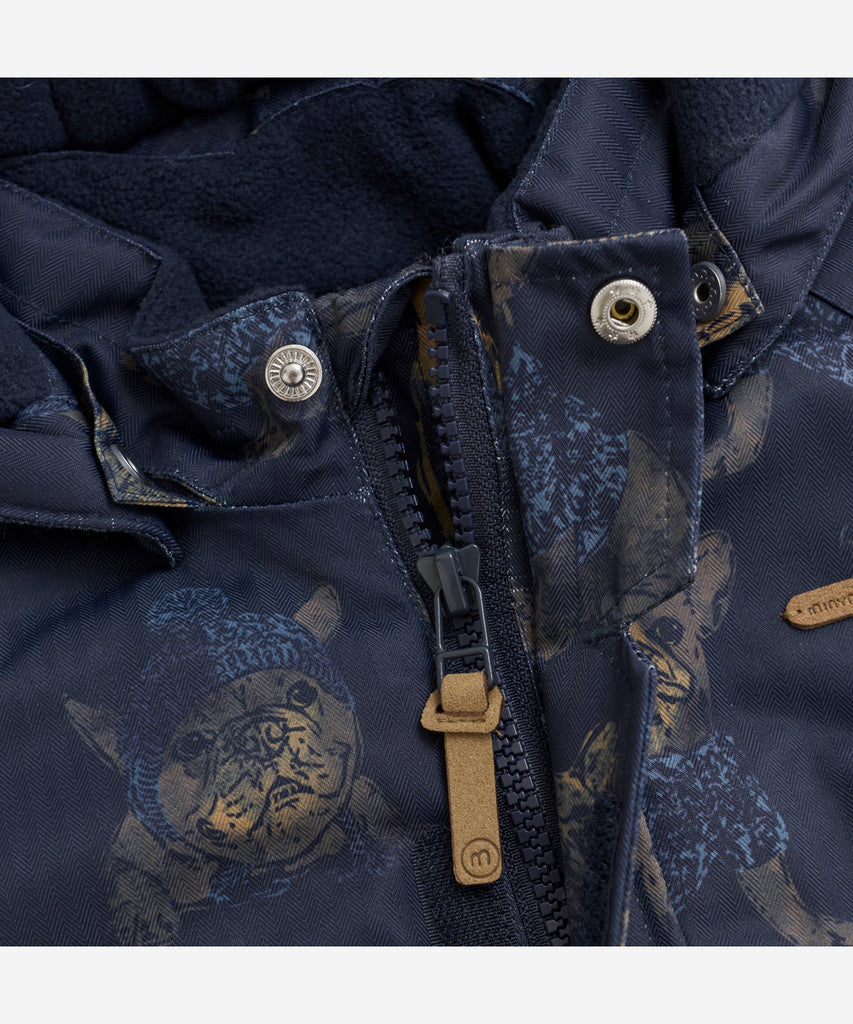 Details: Stay stylish and safe with our Winter Snow Jacket AOP Frenchies Navy Blue. This boys jacket features a hood and an all over print. With added reflectors for visibility, your little one can explore fearlessly while staying visible. Expertly crafted for comfort and durability.Lining, zip closure and pockets.&nbsp; Color: Navy blue&nbsp; Composition: Rec.Herr.bone 10000mm/8000g/m2 100% Polyester &nbsp;