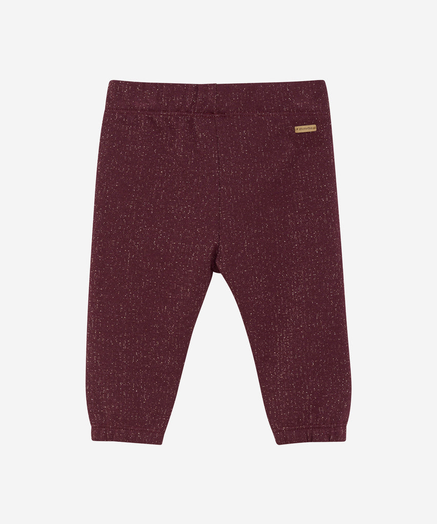 Details: These baby jogg pants are designed with comfort and style in mind. Soft and lightweight, each pair is equipped with an elastic waistband and a Bow on the front. Perfect for everyday wear.&nbsp;
Color: Tawny port red&nbsp;
Composition:&nbsp; Organic Sweat Brushed 92% Cotton/ 8% Metallic Fibers &nbsp;