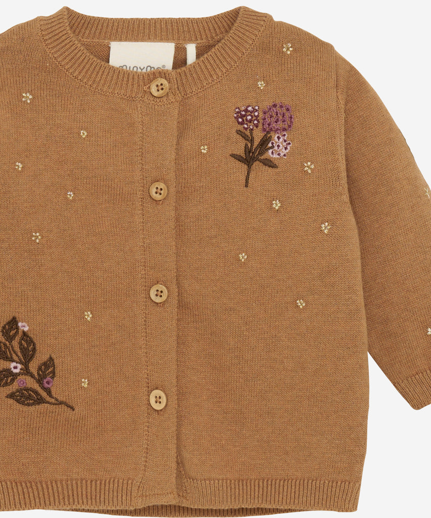 Details:&nbsp;This Baby Knit Cardigan is made with a soft knitted fabric and embroided flowers, perfect for your little one's delicate skin. The button closure adds convenience and security, while the classic design allows for easy pairing with any outfit. Keep your baby cozy and stylish with this essential piece. Round Neckline.&nbsp;
Color: Beige melee&nbsp;
Composition:&nbsp; Organic Knit 100% Cotton &nbsp;