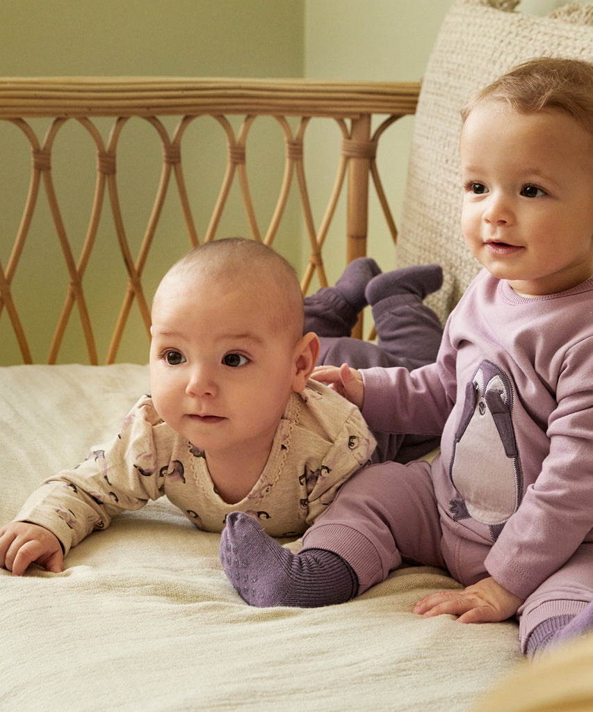  Details:&nbsp; &nbsp;Made with comfort and style in mind, this long sleeve t-shirt features a charming all over print of penguins. The beige melee color adds a touch of warmth to any outfit. With a round neckline, this t-shirt is perfect for keeping your little one cozy and cute.&nbsp; Color: Beige melee&nbsp; Composition:&nbsp; Bamboo French Terry 65% Viscose/ 30% Cotton 5% Elastane 