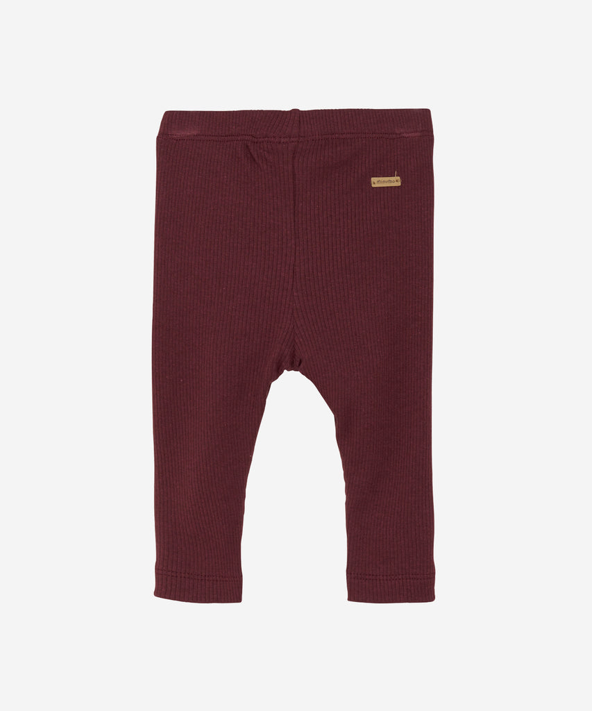 Details:&nbsp; These tawny port red baby rib leggings are the perfect addition to any little one's wardrobe. With a comfortable elastic waistband, these leggings are not only stylish but also practical. Made from high-quality rib fabric, they provide warmth and flexibility for your baby's needs.
Color: Tawny port red&nbsp;
Composition:&nbsp; 50% Modal/ 46% Cotton/ 4% Elastane &nbsp;
