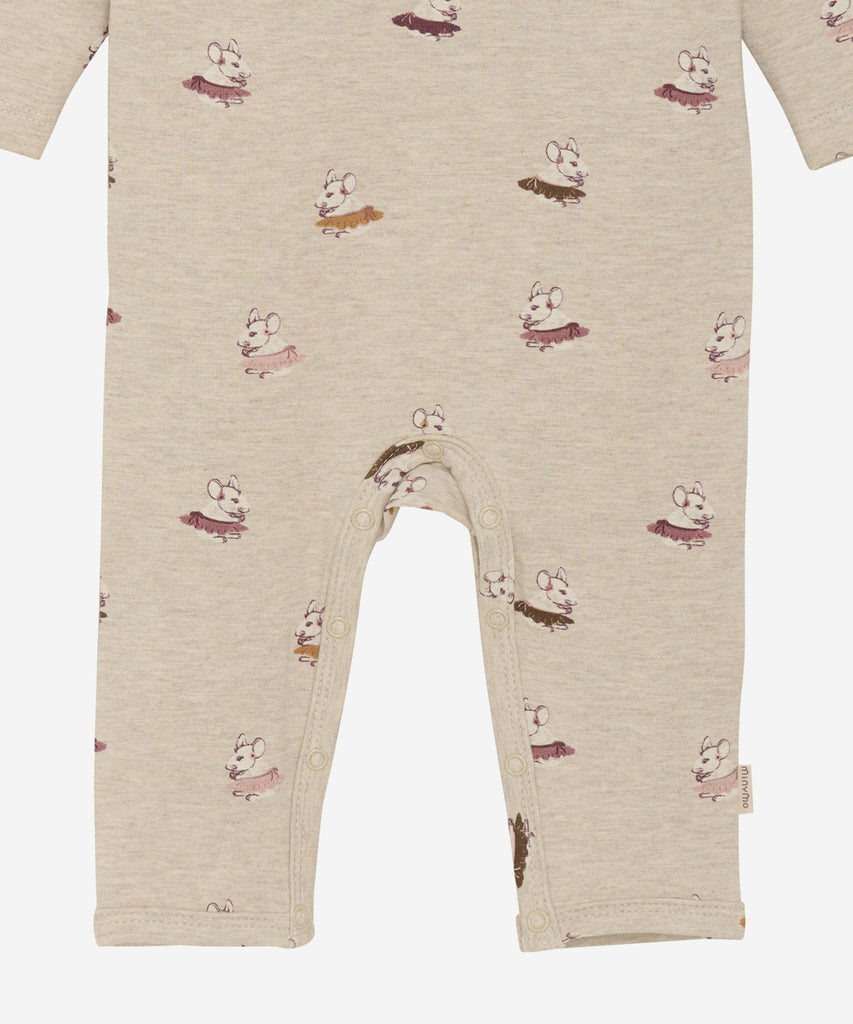 Details: Long sleeved baby jumpsuit with all over print Dancing Mice, push buttons and round neckline.&nbsp;
Color: Beige melee&nbsp;&nbsp;
Composition:&nbsp;Bamboo French Terry 65% Viscose/ 30% Cotton 5% Elastane&nbsp;