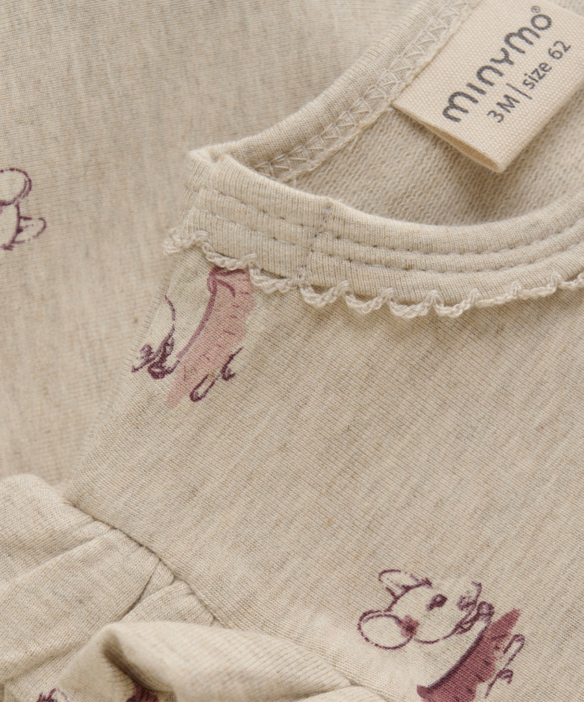 Details: Long sleeved baby jumpsuit with all over print Dancing Mice, push buttons and round neckline.&nbsp;
Color: Beige melee&nbsp;&nbsp;
Composition:&nbsp;Bamboo French Terry 65% Viscose/ 30% Cotton 5% Elastane&nbsp;