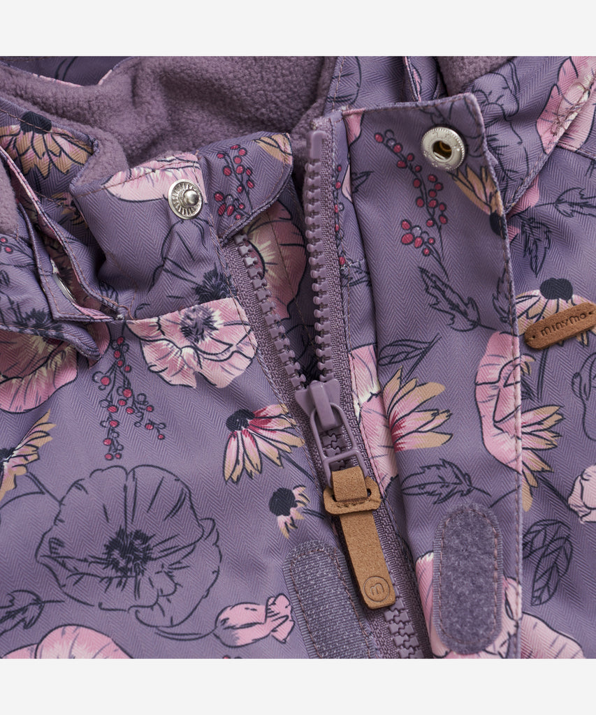 Details: Stay stylish and safe with our Winter Snow Jacket AOP Orchid Haze. This Gilrs jacket features a hood and an all over print. With added reflectors for visibility, your little one can explore fearlessly while staying visible. Expertly crafted for comfort and durability.Lining, zip closure and pockets.&nbsp; Color: Orchid haze&nbsp; Composition: Rec.Herr.bone 10000mm/8000g/m2 100% Polyester &nbsp;