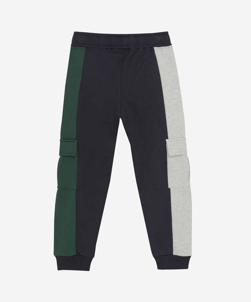  Details: &nbsp;Experience comfort and style with our Cargo Jogg Pants in Dark Navy. These jogging pants feature a color block design and an elastic waistband for a perfect fit. Effortlessly combine fashion and function with this must-have addition to your wardrobe.&nbsp;
Color: Dark navy&nbsp;
Composition:&nbsp; 90% Cotton/ 5% Polyester/ 5% Elastane 