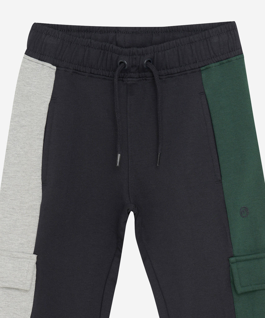  Details: &nbsp;Experience comfort and style with our Cargo Jogg Pants in Dark Navy. These jogging pants feature a color block design and an elastic waistband for a perfect fit. Effortlessly combine fashion and function with this must-have addition to your wardrobe.&nbsp;
Color: Dark navy&nbsp;
Composition:&nbsp; 90% Cotton/ 5% Polyester/ 5% Elastane 