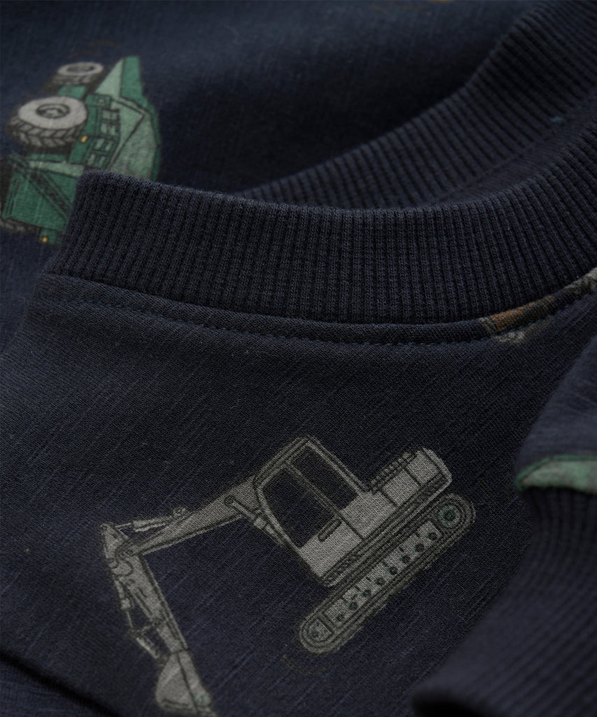 Details: &nbsp;Expertly crafted in dark navy blue, this sweater features an all-over print of trucks and diggers. Its round neckline and ribbed arm cuffs and waistband provide a comfortable fit. Perfect for little ones with an interest in construction, this sweater combines style and functionality.&nbsp;
Color: Dark navy blue&nbsp;&nbsp;
Composition:&nbsp; Organic Sweat-slub Yarn 95% Cotton/ 5% Elastane &nbsp;