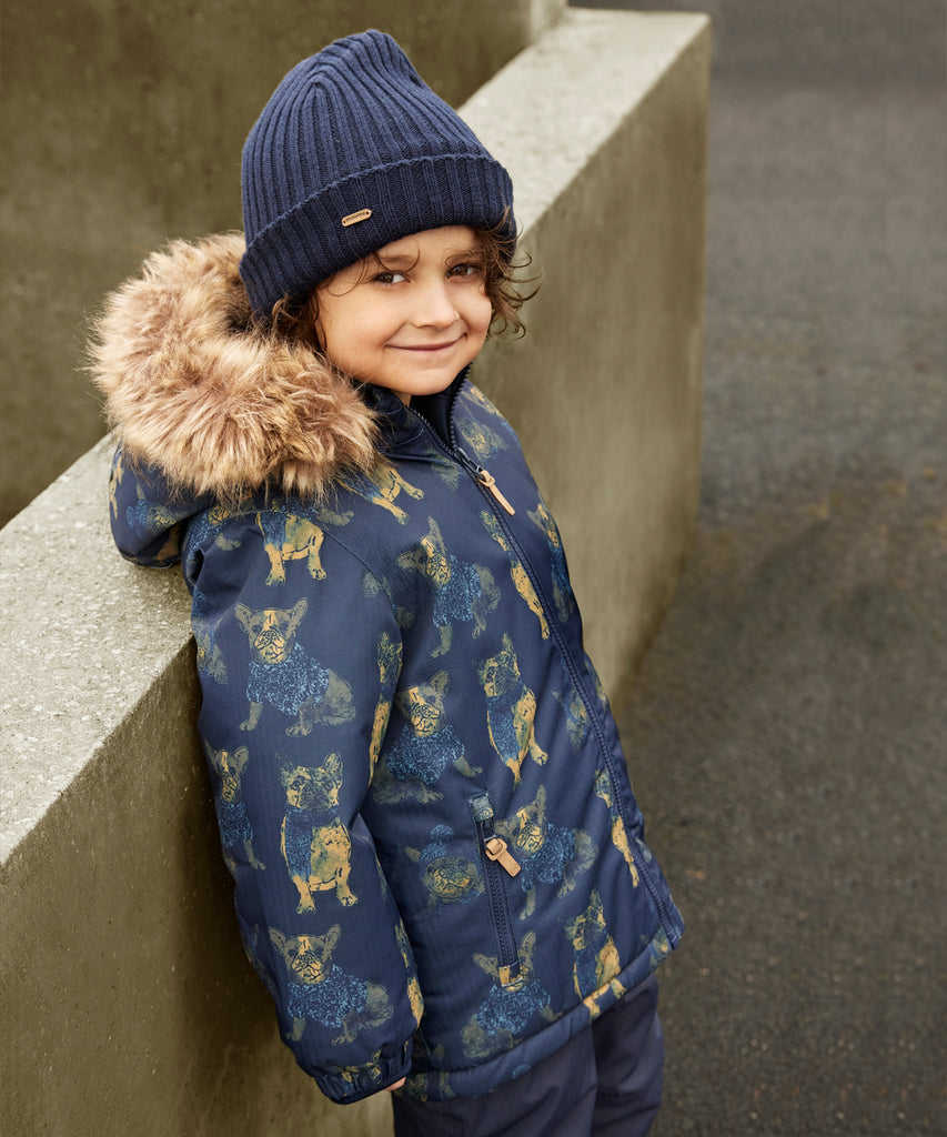 Details: Stay stylish and safe with our Winter Snow Jacket AOP Dogs Navy Blue. This boys jacket features a hood and an all over print. With added reflectors for visibility, your little one can explore fearlessly while staying visible. Expertly crafted for comfort and durability.Lining, zip closure, fake fur and pockets.&nbsp; Color: Navy blue&nbsp; Composition: Rec.Herr.bone 10000mm/8000g/m2 100% Polyester &nbsp;