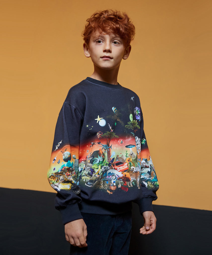 Details: Multicoloured sweatshirt in organic cotton with a brushed inner face, making it soft and warm to wear. The top has a loose fit, round neckline, ribbed edges and an all-over print. The print consists of many screens with different images, some technological and some natural, reminding us that we all belong together. The screens flicker slightly, giving the images a cool sci-fi effect.&nbsp;
This Molo product is GOTS Organic certified by Ecocert Greenlife, License no. 197496.&nbsp;
Colour: Multi colo