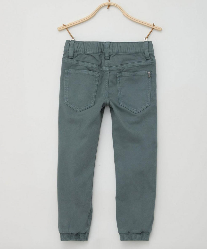 Details:&nbsp; Increase your boys' comfort and style with our Joggstyle Canvas Jeans in faded green. Our jeans feature an elastic waistband and adjustable elastic on the inside for a perfect fit. With pockets for convenience, these jeans are the perfect addition to any wardrobe.&nbsp;
Color: Faded green&nbsp;
Composition:&nbsp; 090%CO 010%PES &nbsp;&nbsp;
